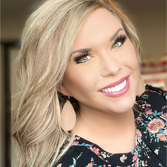 Meet your Posher, Madison - Picture 2 of 2